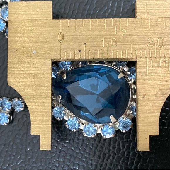 Vintage Unsigned Juliana? Blue Teardrop Pendant Rhinestone Silver Tone Necklace - Picture 12 of 13